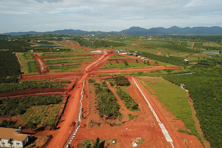 Một diện tích rộng hàng chục hecta đang được san gạt, xây dựng với quy mô lớn tại Thôn 11 (xã Đam B’ri)