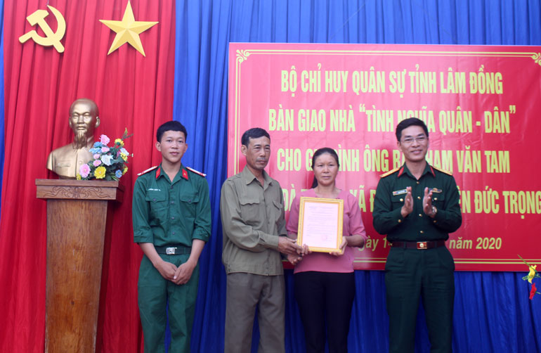 Trao nhà Tình nghĩa quân - dân