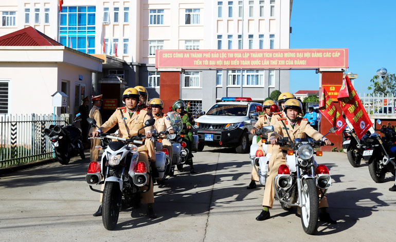 Cán bộ, chiến sĩ Công an TP Bảo Lộc diễu hành tuyên truyền phòng, chống các loại tội phạm, tệ nạn xã hội sau lễ phát động