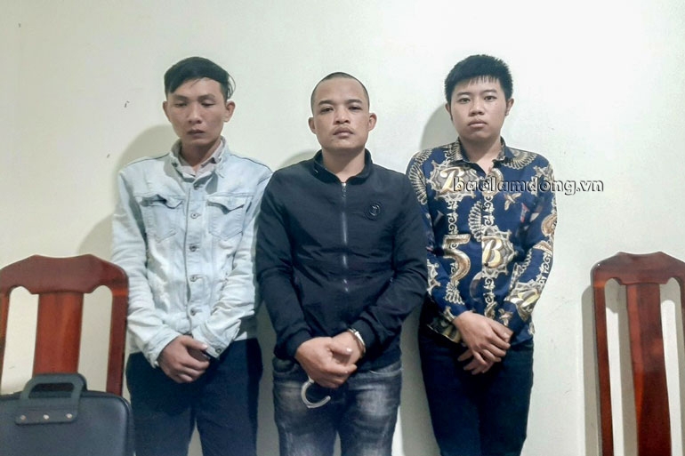 Bắt quả tang 3 đối tượng tàng trữ, mua bán trái phép chất ma túy