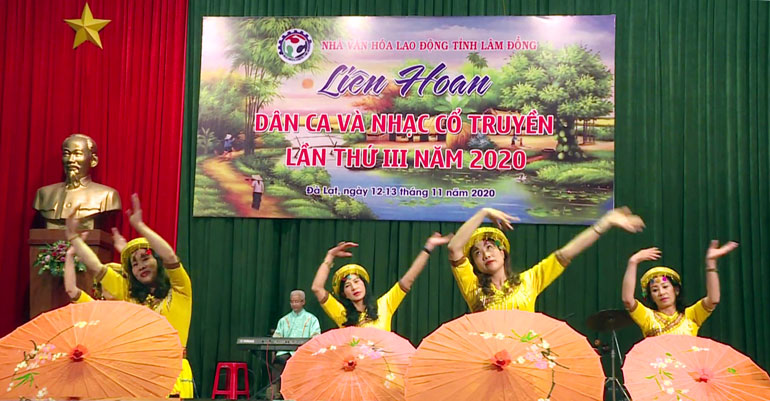 Tiết mục “Phiên chợ Xuân”, dân ca Tây Bắc, do CLB Nhà Văn hóa Đà Lạt biểu diễn đoạt giải Nhất