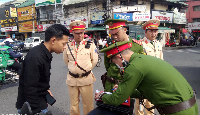 Sau lễ ra quân, Công an TP Đà Lạt cùng Công an các phường đã tiến hành kiểm tra hành chính, lập lại trật tự an toàn giao thông