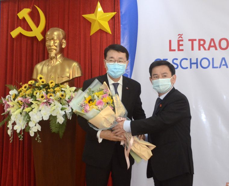 Tập đoàn CJ Hàn Quốc trao học bổng cho học sinh, sinh viên vượt khó học giỏi
