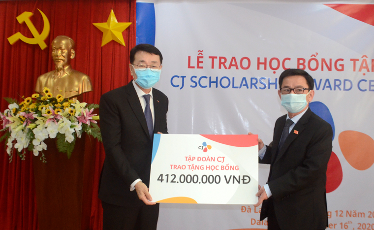 Đại diện Tập đoàn CJ trao tượng trưng tổng kinh phí học bổng cho Phó Chủ tịch UBND tỉnh Lâm Đồng Phan Văn Đa