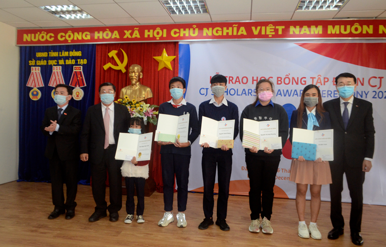 Đại diện Tập đoàn CJ và Phó Chủ tịch UBND tỉnh Lâm Đồng Phan Văn Đa cùng nguyên Bí thư Tỉnh ủy Lâm Đồng Huỳnh Đức Hòa trao học bổng cho đại diện học sinh, sinh viên vượt khó