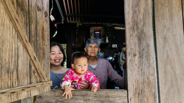 Bên khung cửa. Ảnh: Nguyễn Nghĩa