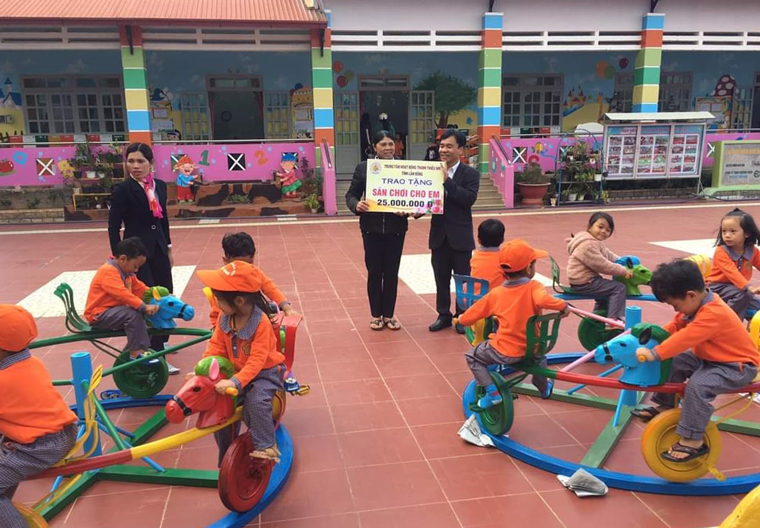 Trao tặng sân chơi cho thiếu nhi vùng sâu
