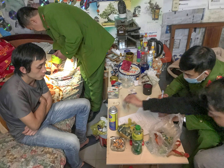 Dân báo tin, công an phát hiện nhóm thanh niên hút ma tuý