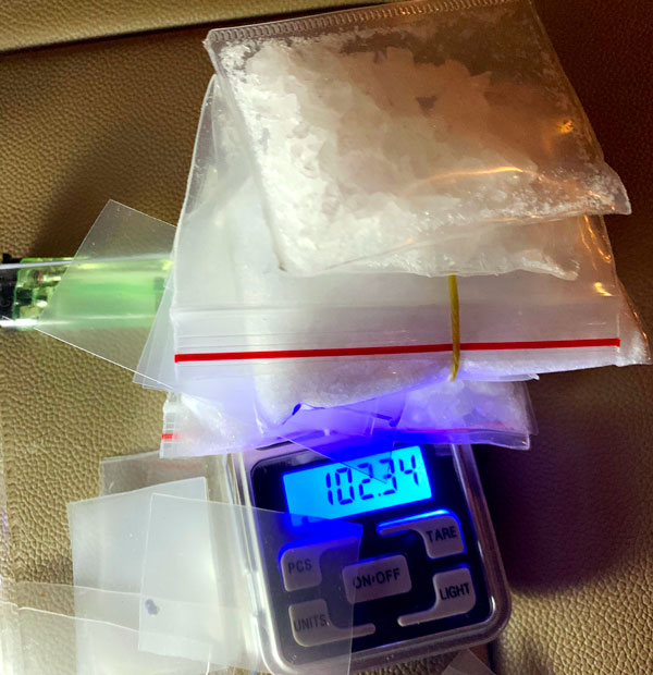 Gần 100 gram ma túy do đối tượng Phan Ngọc Hoàn vận chuyển bằng ô tô trên Quốc lộ 20 bị công an mật phục bắt giữ