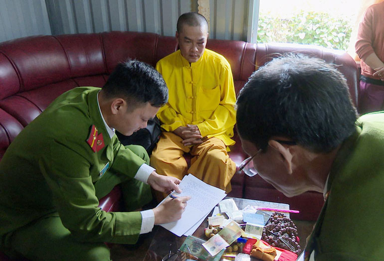 Bắt quả tang đối tượng mạo danh tu sĩ