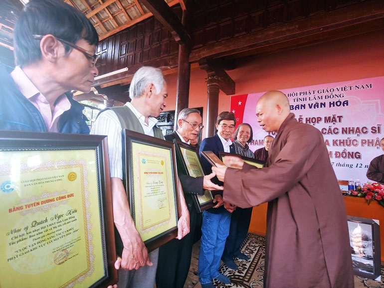 Tuyên dương 18 văn nghệ sĩ sáng tác ca khúc Phật giáo