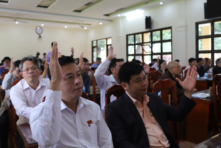 Các đại biểu biểu quyết thông qua nghị quyết tại kỳ họp