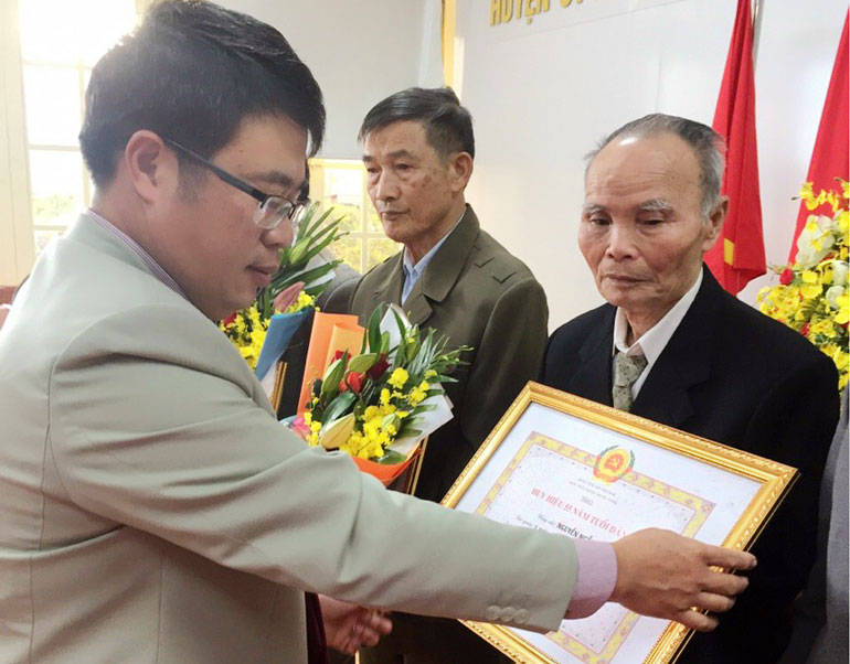 Đức Trọng: Trao Huy hiệu Đảng cho các đảng viên