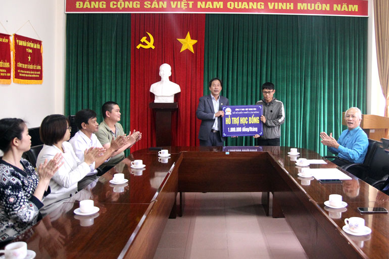Trao tiền hỗ trợ cho gia đình công nhân bị tai nạn lao động