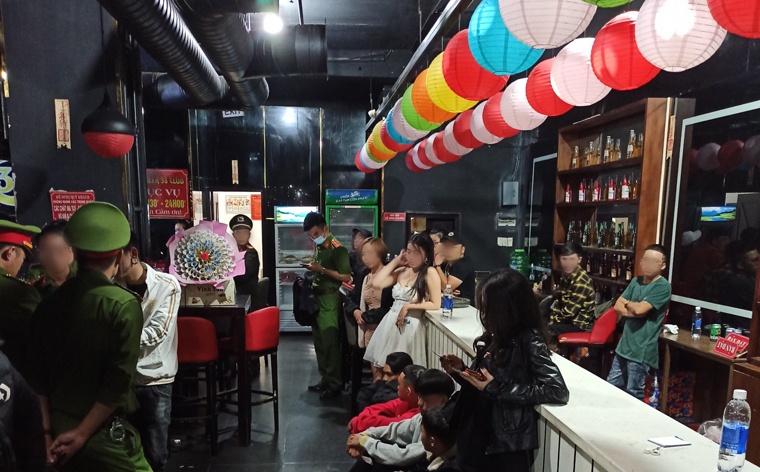 Phát hiện 20 đối tượng dương tính với ma túy ở quán bia và karaoke