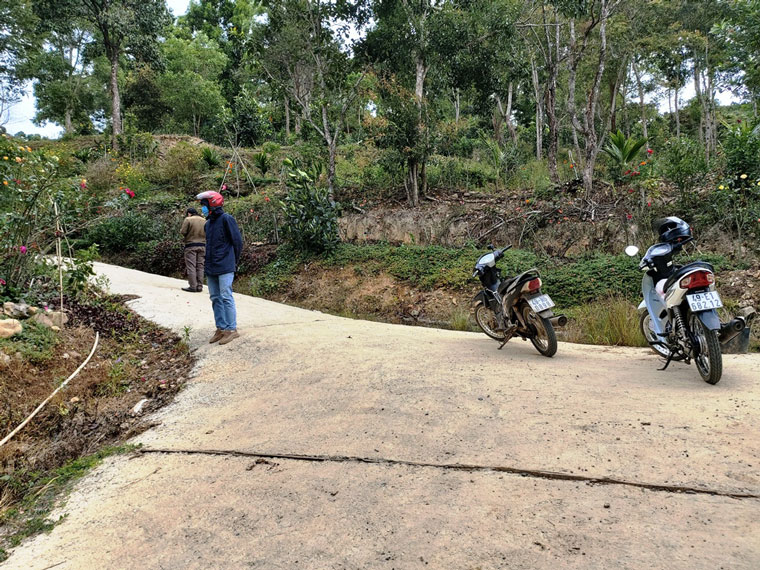 Một con đường bê tông rộng 2,5 m được người dân tự ý mở ra