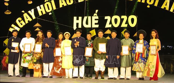 Ban tổ chức đã trao giấy chứng nhận cho đại diện các đơn vị, nghệ nhân, nhà thiết kế đã tham gia ngày hội.