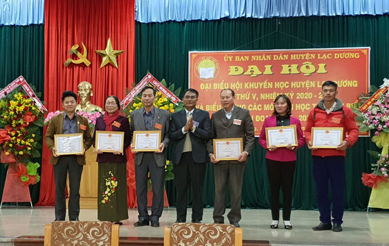 Khen thưởng các tập thể đạt thành tích xuất sắc trong công tác khuyến học, khuyến tài và xây dựng xã hội học tập giai đoạn 2016-2020