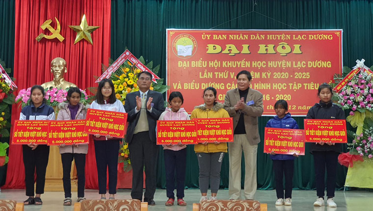 Tặng sổ tiết kiệm cho học sinh vượt khó học giỏi