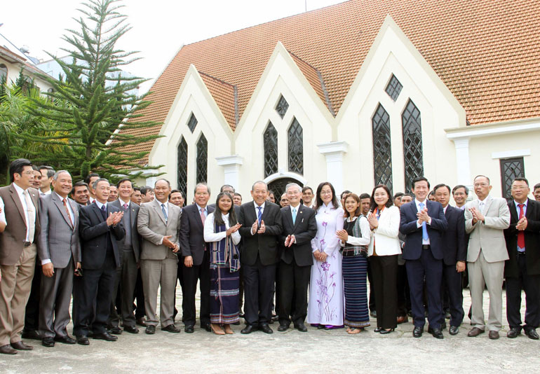 Phó Thủ tướng Trương Hòa Bình tặng hoa chúc mừng giáng sinh Ban Đại diện Hội thánh Tin lành Việt Nam (niền Nam) tỉnh Lâm Đồng và chụp hình lưu niệm với lãnh đạo tỉnh, các vị chức sắc và bà con giáo dân