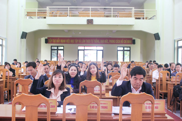 Các đại biểu biểu quyết thông qua Nghị quyết tại kỳ họp