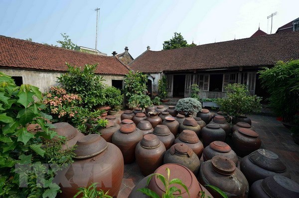 Sân nhà cổ trong Di tích làng cổ Đường Lâm.