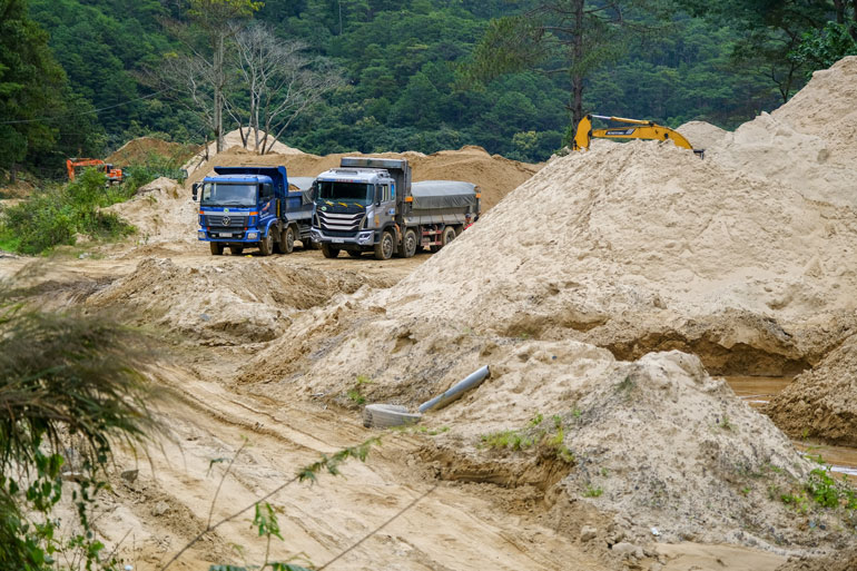 Khai thác khoáng sản còn diễn biến phức tạp