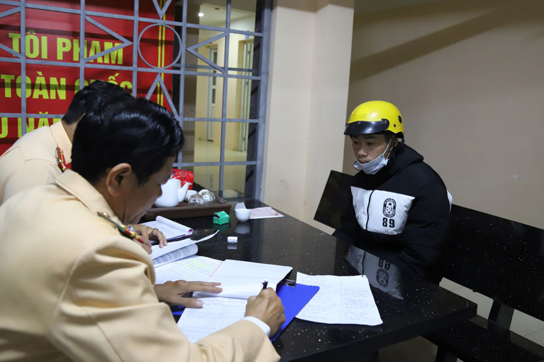 hanh thiếu niên vi phạm bị triệu tập lên công an làm việc