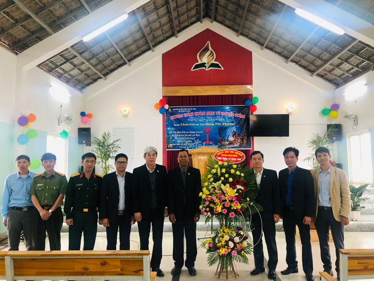 Lãnh đạo huyện Đam Rông thăm, tặng quà các cơ sở tôn giáo