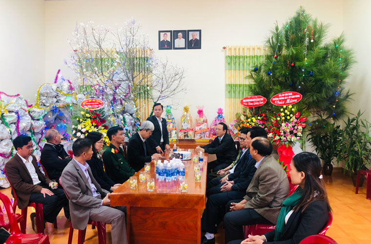 Lãnh đạo huyện thăm hỏi sức khỏe và tình hình đời sống, sản xuất của bà con giáo dân