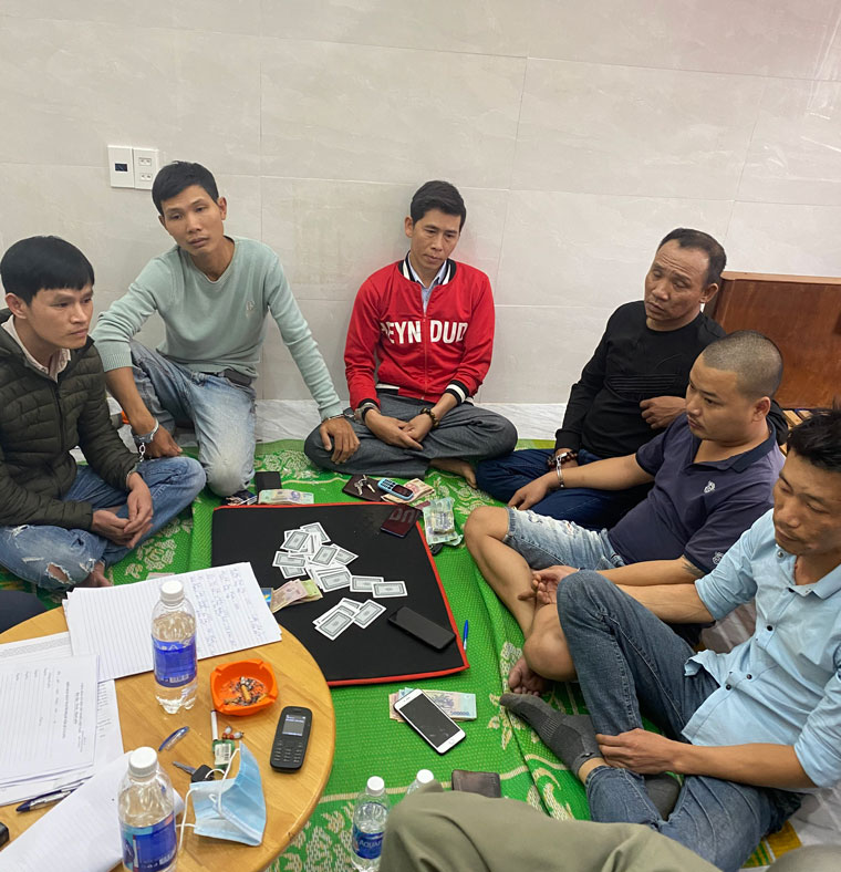 Tạm giữ hình sự 6 thanh niên "sát phạt" đỏ đen tại nhà