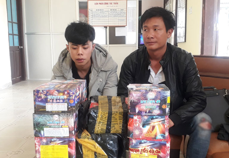 Bắt quả tang 2 thanh niên đang giao và nhận 15 hộp pháo nổ