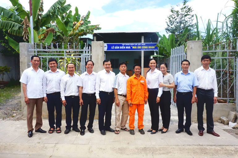 Trao tặng 2 Mái ấm Công đoàn