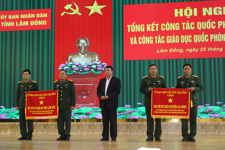 Các tập thể được nhận Cờ thi đua của UBND tỉnh