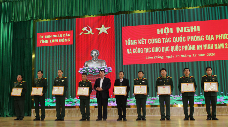 Các tập thể và cá nhân được nhận bằng khen của UBND tỉnh