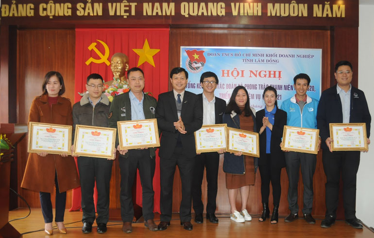 Trao giấy khen của Ban Thường vụ Đoàn Khối Doanh nghiệp tỉnh cho các tập thể đạt thành tích xuất sắc trong công tác Đoàn năm 2020
