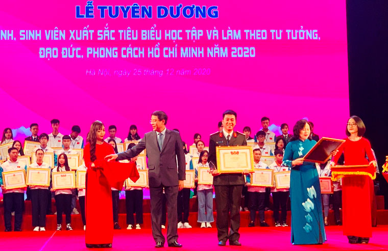 Trung úy Phan Tuấn Anh nhận bằng khen tại cuộc thi