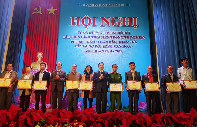 Tặng bằng khen của UBND tỉnh cho các tập thể điển hình