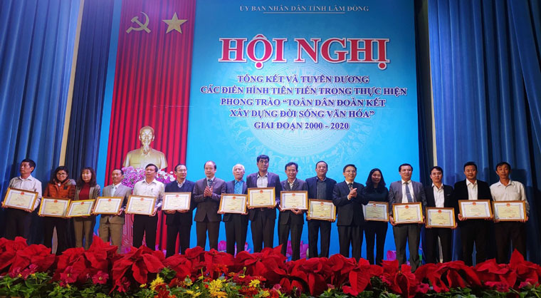 Tặng Bằng khen của UBND tỉnh cho các điển hình gia đình văn hóa