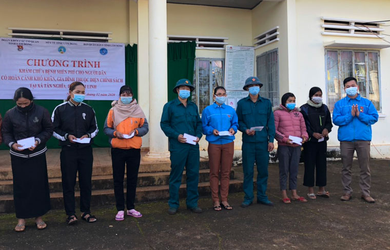 Trao quà cho gia đình chính sách, hộ nghèo và gia đình thanh niên khó khăn