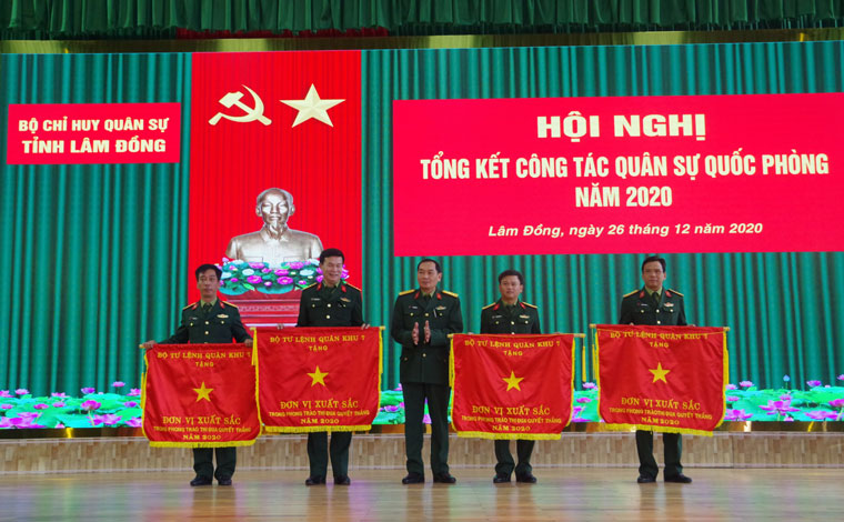 Các tập thể, cá nhân được khen thưởng