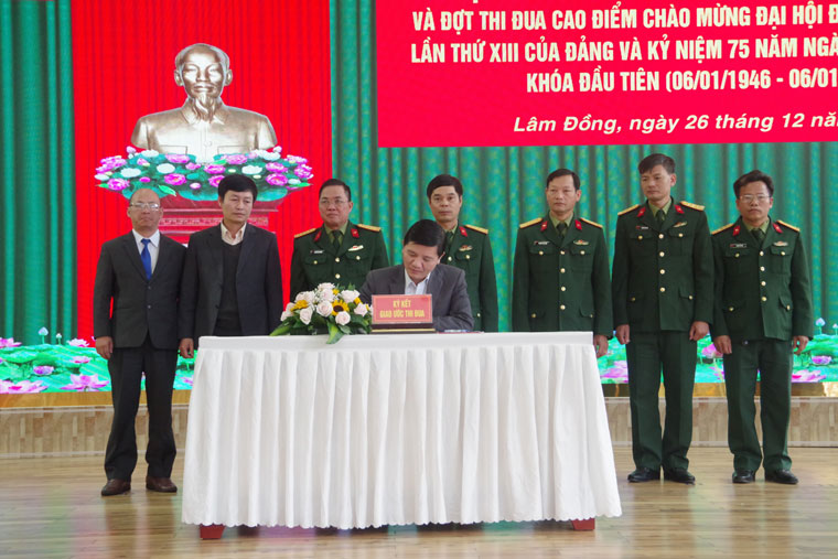 Đại diện các cơ quan, đơn vị ký cam kết thi đua năm 2021