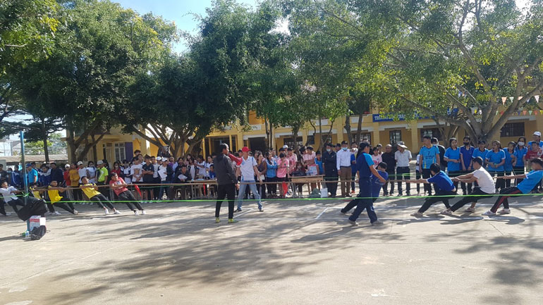Giải thể thao học sinh huyện Lâm Hà thu hút đông đảo học sinh từ 5 cụm trường tham gia.