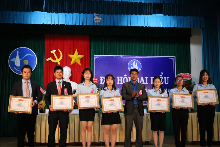Trao bằng khen của Hội Liên hiệp Thanh niên Việt Nam tỉnh Lâm Đồng cho các tập thể và cá nhân
