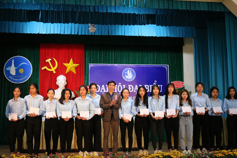Hội trao học bổng cho sinh viên nghèo, vượt khó