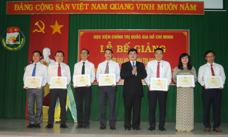 Giám đốc Học viện Chính trị khu vực II tặng Giấy khen cho các học viên “Vì đã có thành tích trong phong trào học tập và rèn luyện”