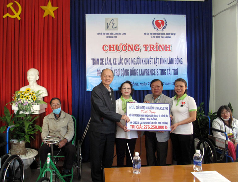 Nhà tài trợ trao cho lãnh đạo Hội Bảo trợ bảng tượng trưng 145 xe lăn, xe lắc