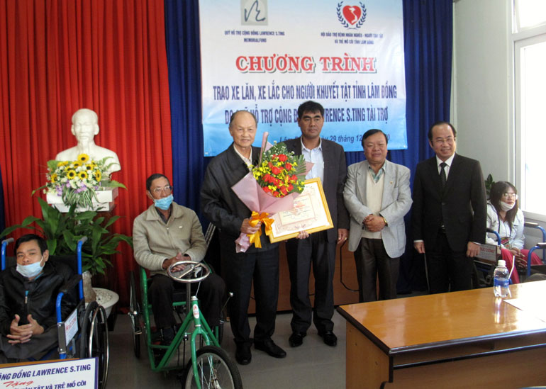 Hội Bảo trợ trao bảng tri ân nhà tài trợ chương trình