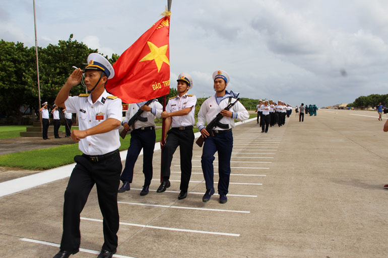 Chào cờ ở Đảo Trường Sa