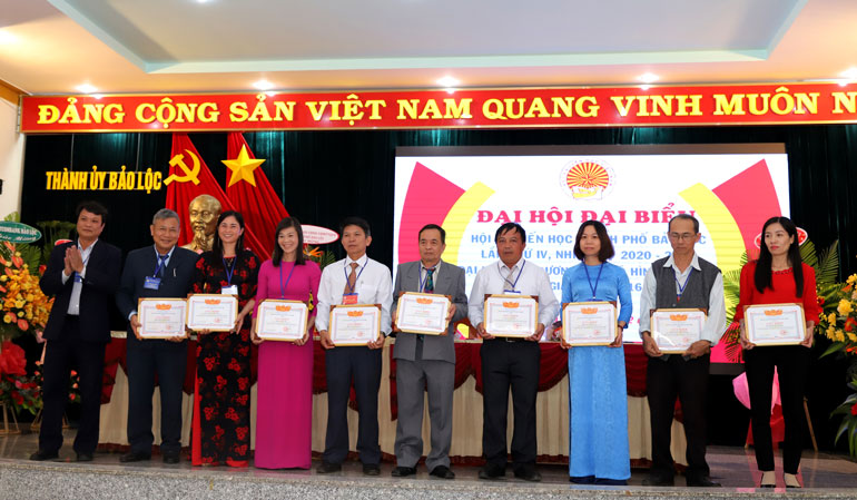 Khen thưởng các cá nhân tiêu biểu